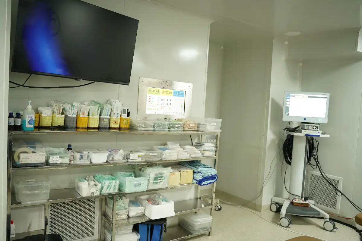 Single-use consumables display
